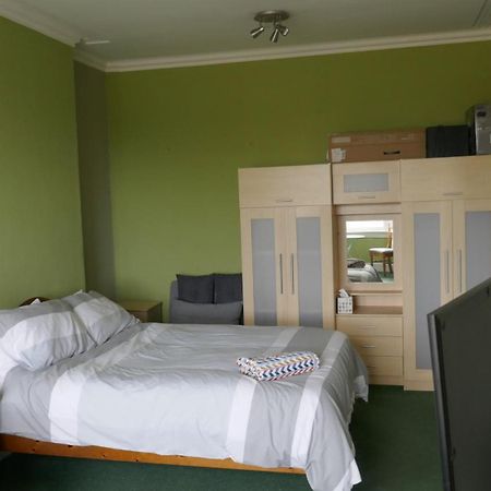 Отель Fox & Hounds Pub Long Ditton Экстерьер фото