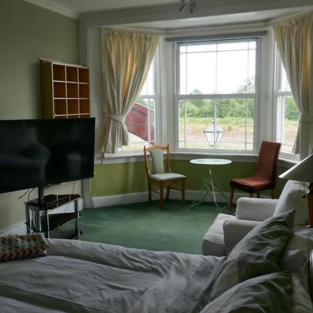 Отель Fox & Hounds Pub Long Ditton Экстерьер фото