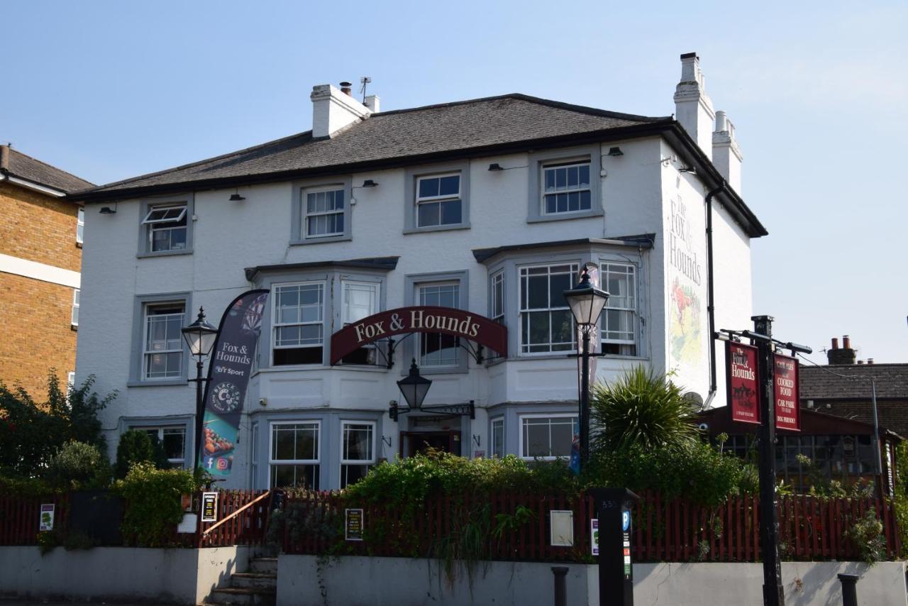 Отель Fox & Hounds Pub Long Ditton Экстерьер фото