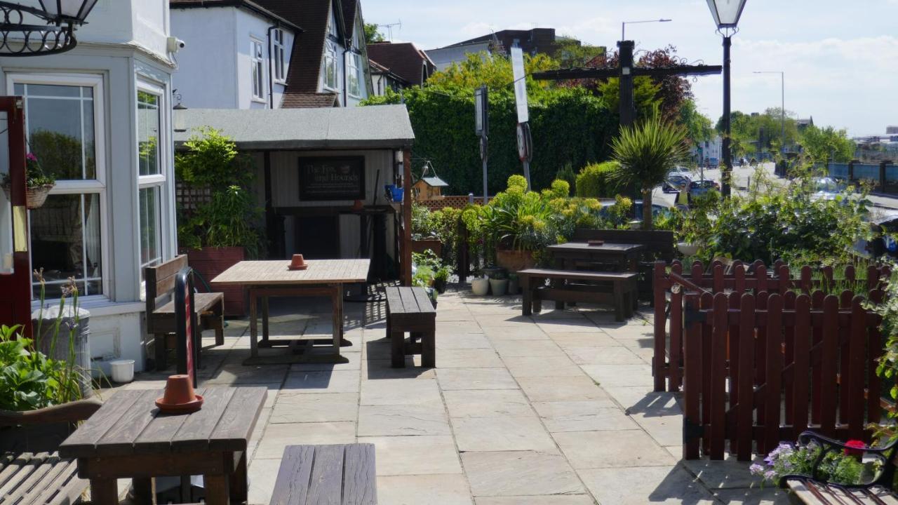 Отель Fox & Hounds Pub Long Ditton Экстерьер фото